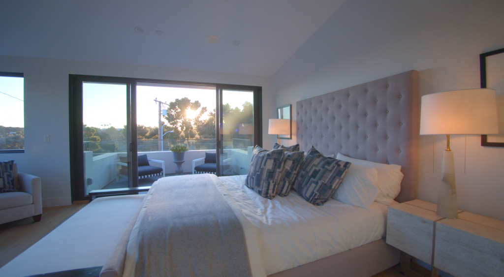 Chambre élégante et lumineuse avec grand lit double et vue extérieure
