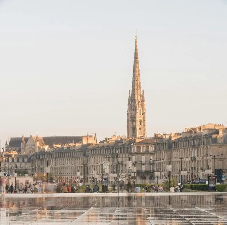 Vue panoramique de Bordeaux avec un clocher emblématique en arrière-plan