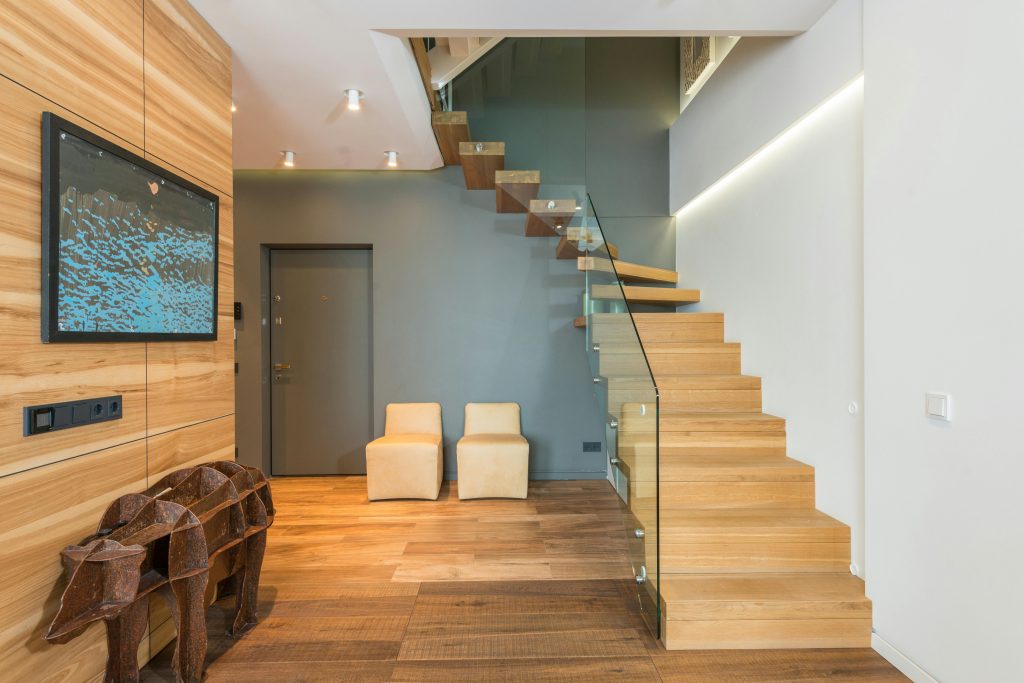 Escalier moderne en bois dans une maison lumineuse